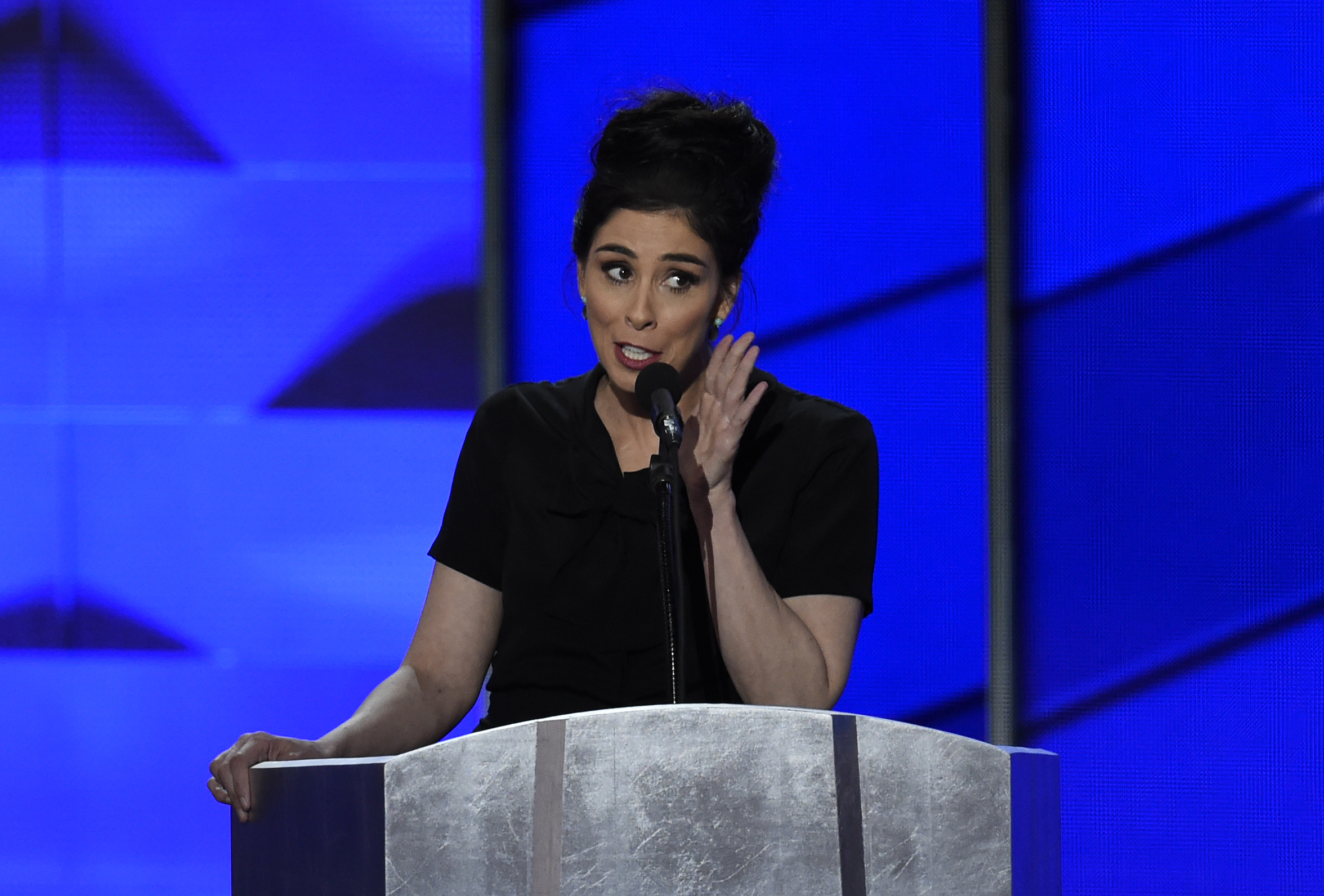 Comedian Sarah Silverman speaks during Day 1 of the Democratic National Convention at the Wells Fargo Center in Philadelphia, Pennsylvania, July 25, 2016. / AFP PHOTO / SAUL LOEB