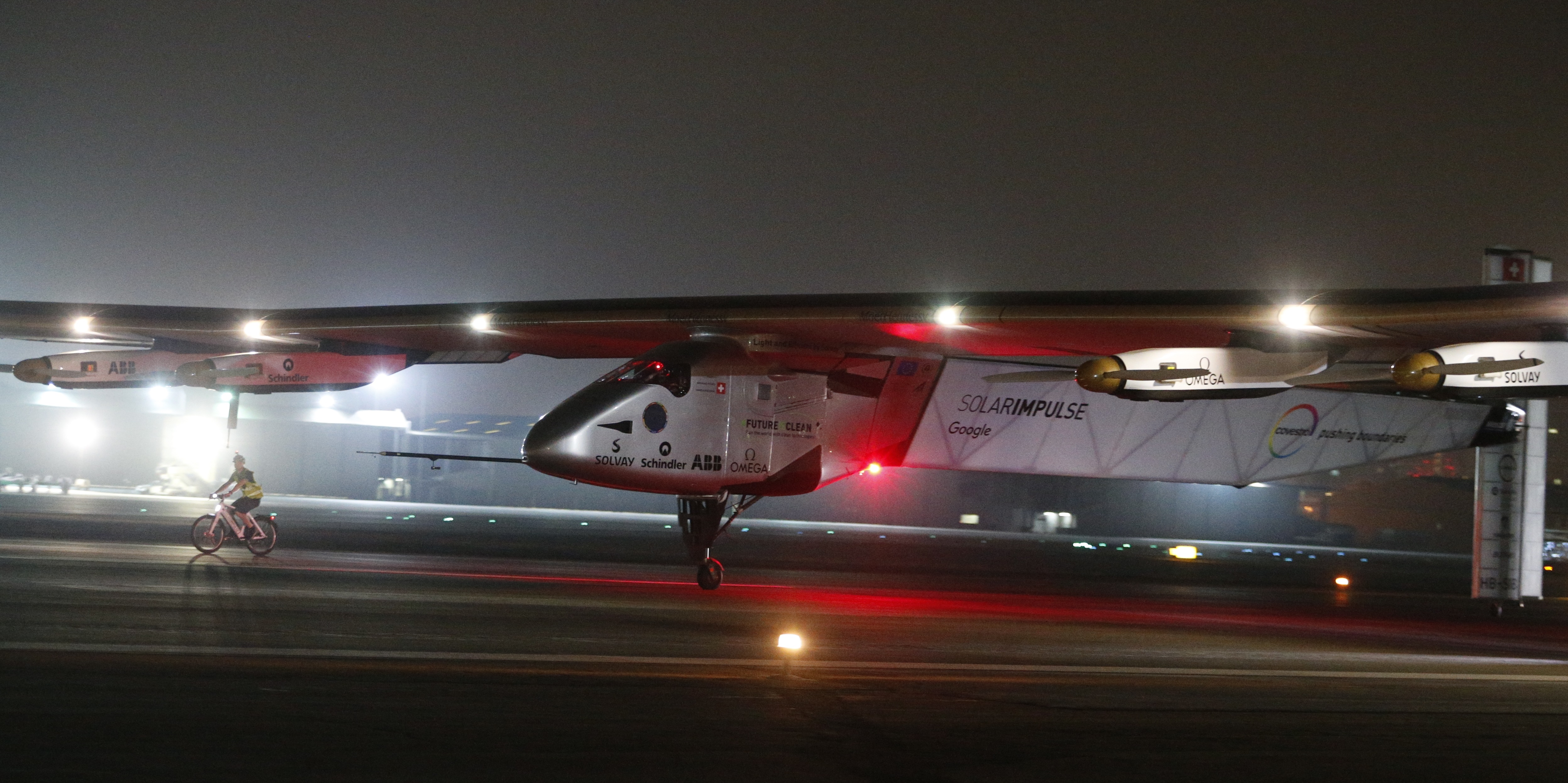 Solar Impulse 2, the solar powered plane, arrives at Al Batin Airport in Abu Dabi to complete its world tour flight on July 26, 2016 in the United Arab Emirates. Solar Impulse 2 landed in the UAE early on Tuesday, July 26, 2016, completing its epic journey to become the first sun-powered airplane to circle the globe without a drop of fuel. / AFP PHOTO / KARIM SAHIB