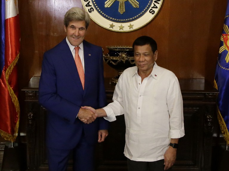 Philippine President Rodrigo Duterte (R) shakes hands with US Secretary of State John Kerry during his visit to the Malacanang presidential palace in Manila on July 27, 2016. Kerry arrived in Manila for a two-day visit after attending the Association of Southeast Asian Nations (ASEAN) meeting in Laos. / AFP PHOTO / POOL / Aaron Favila