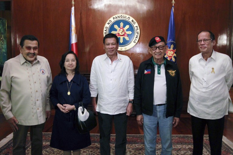 This handout photo taken on July 27, 2016 and released by the Presidential Photographers Dividion (PPD) shows Philippine President Rodrigo Duterte (C) posing with former presidents (L-R) Joseph Estrada, Gloria Arroyo, Fidel Ramos and Benigno Aquino prior to the start of the National Security Council Meeting at Malacanang Palace in Manila. / AFP PHOTO / Presidential Photographers Division / REY BANIQUET / 
