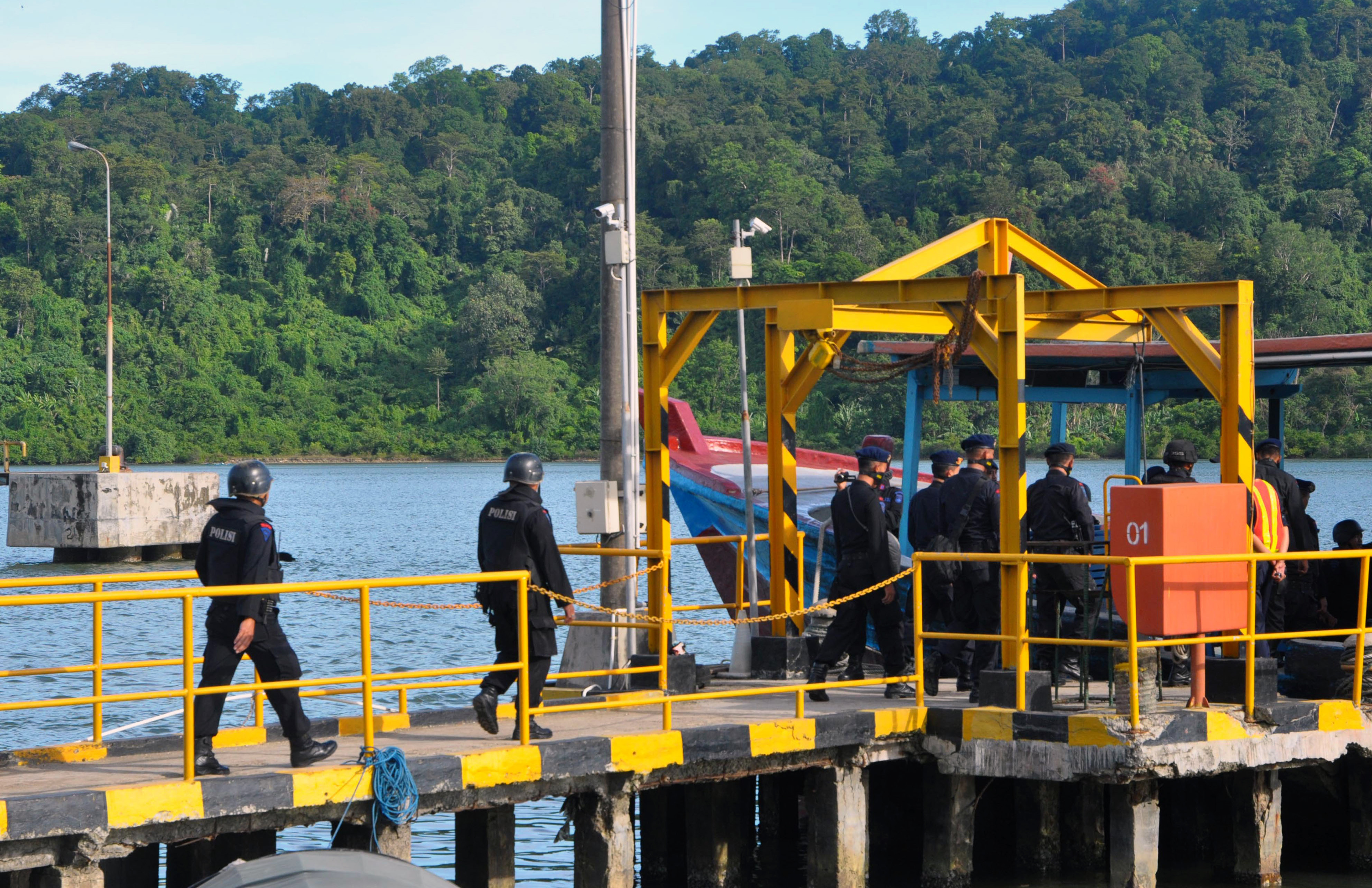 An Indonesian police firing squad boards a boat in Cilacap to cross to Nusakambangan maximum security prison island on April 28, 2015, ahead of the planned execution of drug convicts. Indonesia geared up to execute eight foreign drug convicts by firing squad after midnight April 28, despite a firestorm of international criticism and heartrending last-ditch pleas by the condemned prisoners' families.   AFP PHOTO / AZKA / AFP PHOTO / AZKA