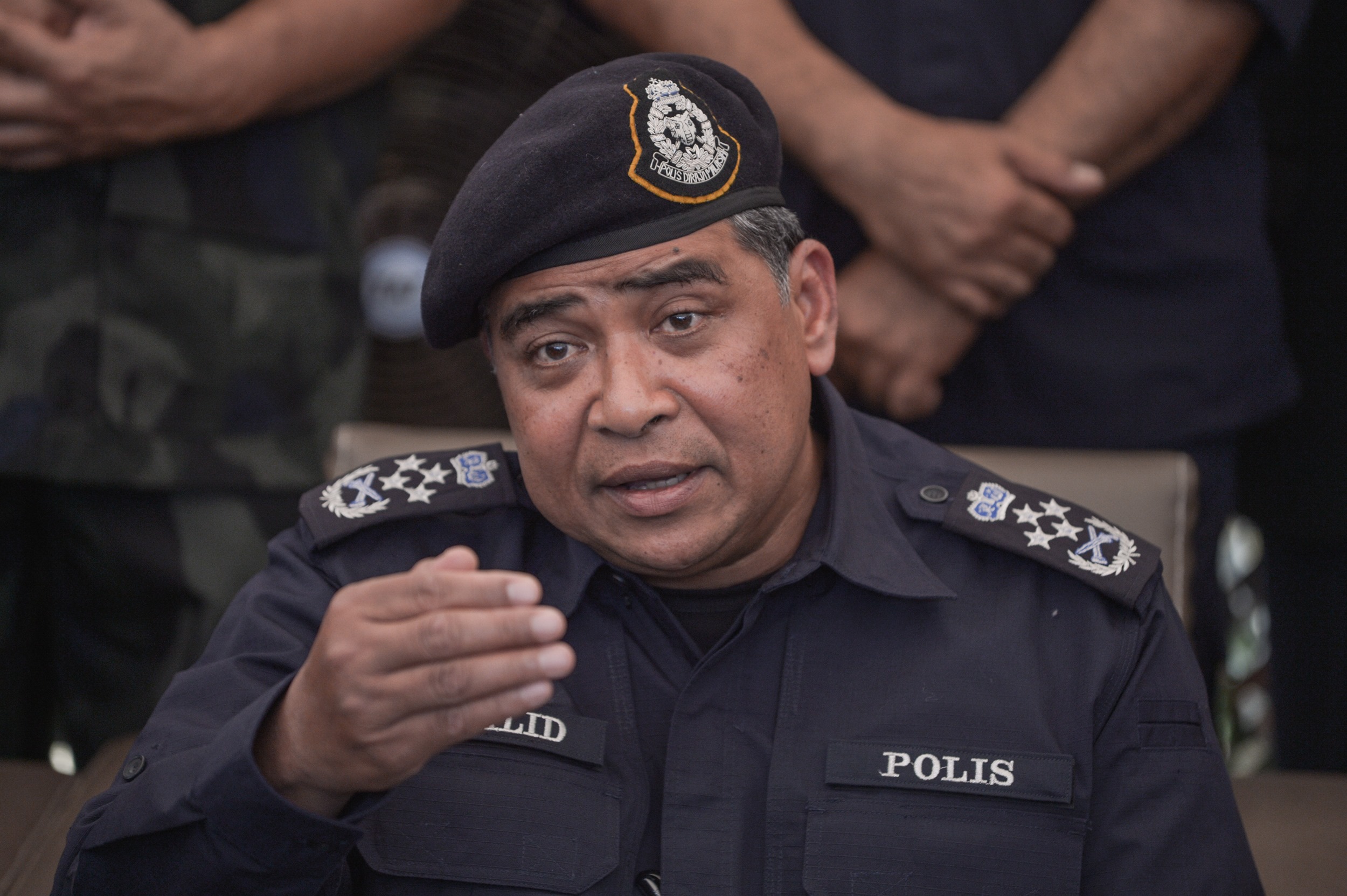 Malaysian national police chief Khalid Abu Bakar speaks during a press conference a day after the government announced the discovery of camps and graves, the first such sites found in Malaysia since a regional human-trafficking crisis erupted earlier this month, near Malaysia-Thailand borders in Wang Kelian on May 25, 2015. A total of 139 grave sites and 28 human-trafficking camps have been found in a remote northern Malaysian border region, the country's top police official told reporters. AFP PHOTO / MOHD RASFAN / AFP PHOTO / MOHD RASFAN
