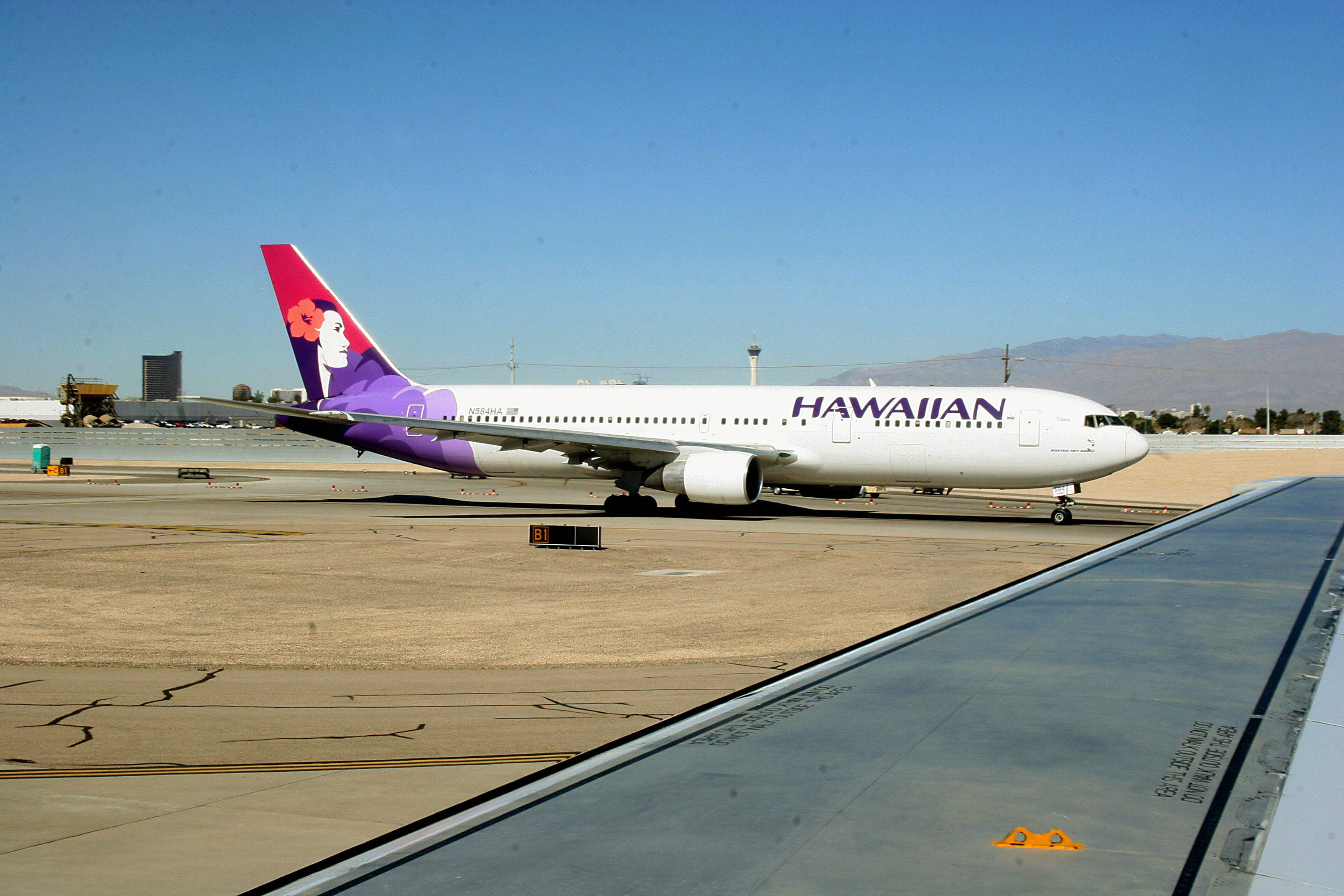 A Hawaiian Airlines jet taxies out to the runway at Phoenix Sky Harbor International Airport in Phoenix, Arizona 14 February, 2006. AFP PHOTO/Karen BLEIER / AFP PHOTO / KAREN BLEIER