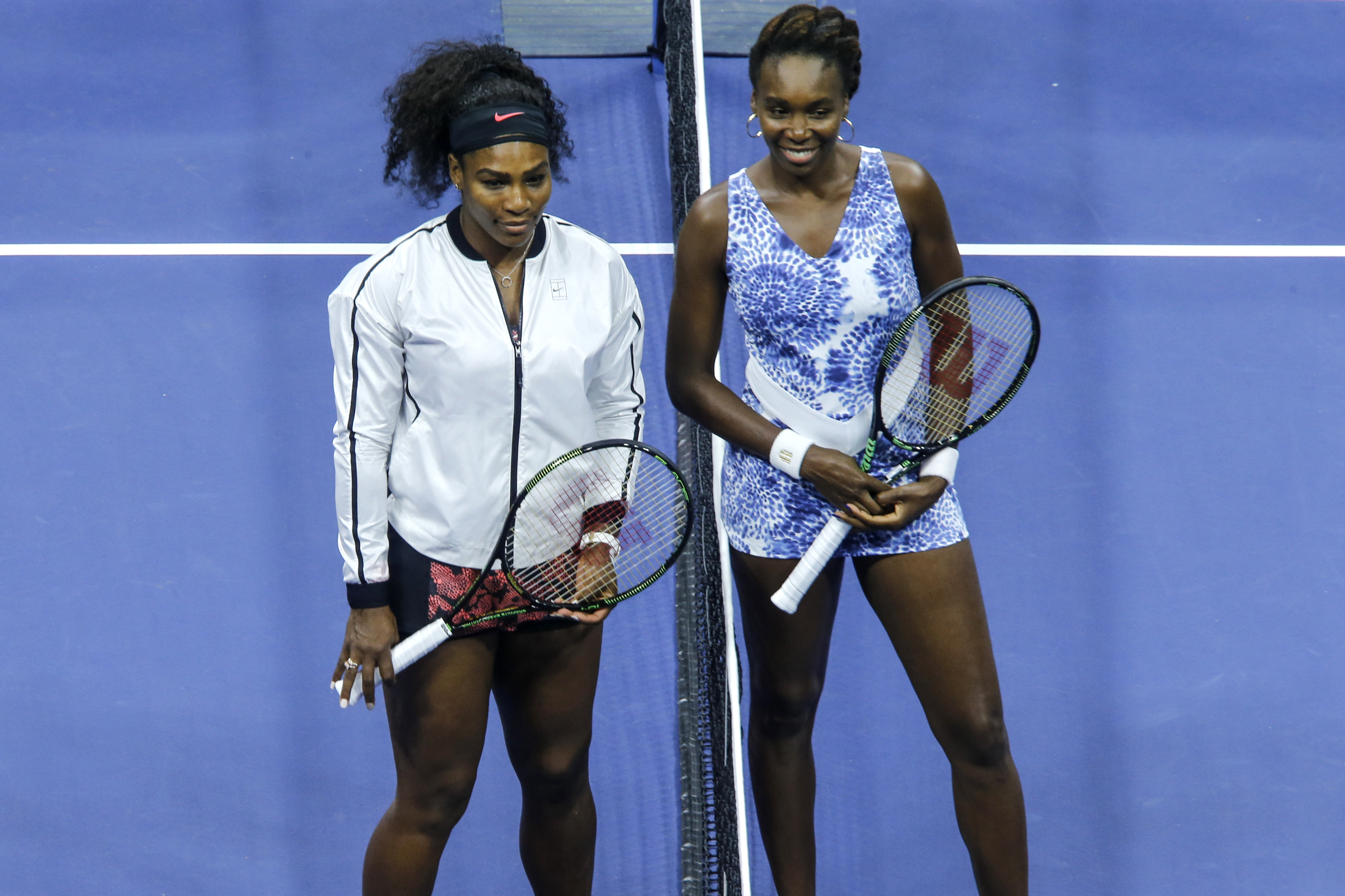 Venus Williams ( R ) and Serena Williams ( L) pose for a picture before their 2015 US Open Women's Singles Quarterfinals match at the USTA Billie Jean King National Tennis Center September 8, 2015 in New York. AFP PHOTO/KENA BETANCUR / AFP PHOTO / KENA BETANCUR