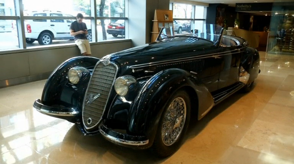 A rare Alfa Romeo that is expected to set a record for a pre-World War II automobile sold at auction at more than $15 million (USD) goes on display in New York before upcoming sale. (Photo captured from Reuters video)
