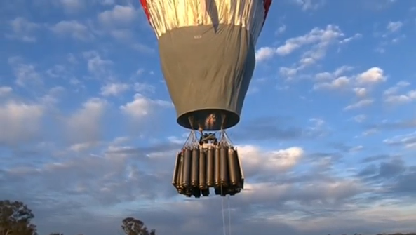 Russian adventurer Fedor Konyukhov lifts off in his attempt to break the world record for a solo hot-air balloon flight around the globe.(photo grabbed from Reuters video) 