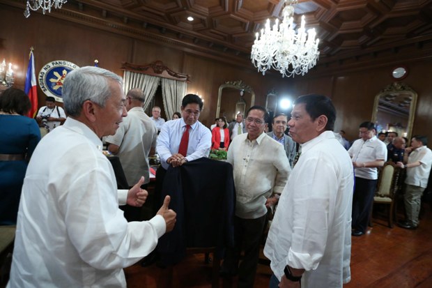 THUMBS UP. Department of Foreign Affairs Secretary Perfecto R. Yasay Jr. gestures a thumbs up to President Rodrigo R. Duterte before the start of the third cabinet meeting held at the State Dining Room in Malacanang on July 12, 2016, less than an hour after the The United Nations (UN) Arbitral Tribunal ruled in favor of the Philippines in the case it filed on the issue of the West Philippine Sea.. KING RODRIGUEZ/PPD