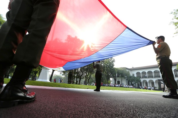 A giant Philippine flag is readied by members of the Presidential Security Group for hoisting during the first flag raising ceremony of Malacanang personnel under President Rodrigo Roa Duterte’s term. KING RODRIGUEZ/ Malacañang Photo Bureau