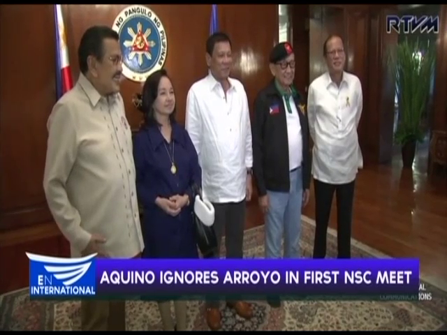 Aquino ignores Arroyo in first NSC meet