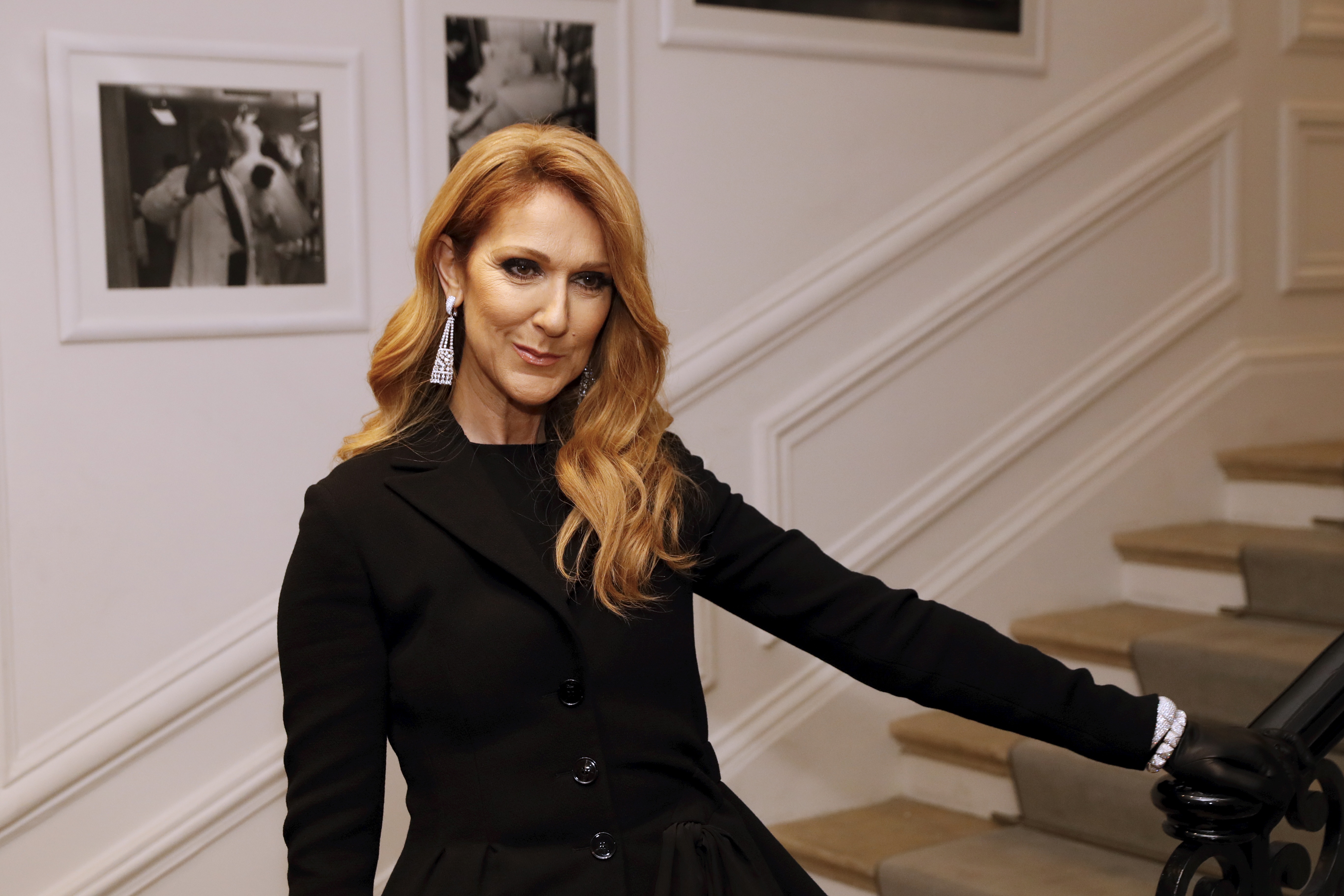 Canadian Celine Dion poses before Christian Dior 2016-2017 fall/winter Haute Couture collection fashion show on July 4, 2016 in Paris. / AFP PHOTO / PATRICK KOVARIK