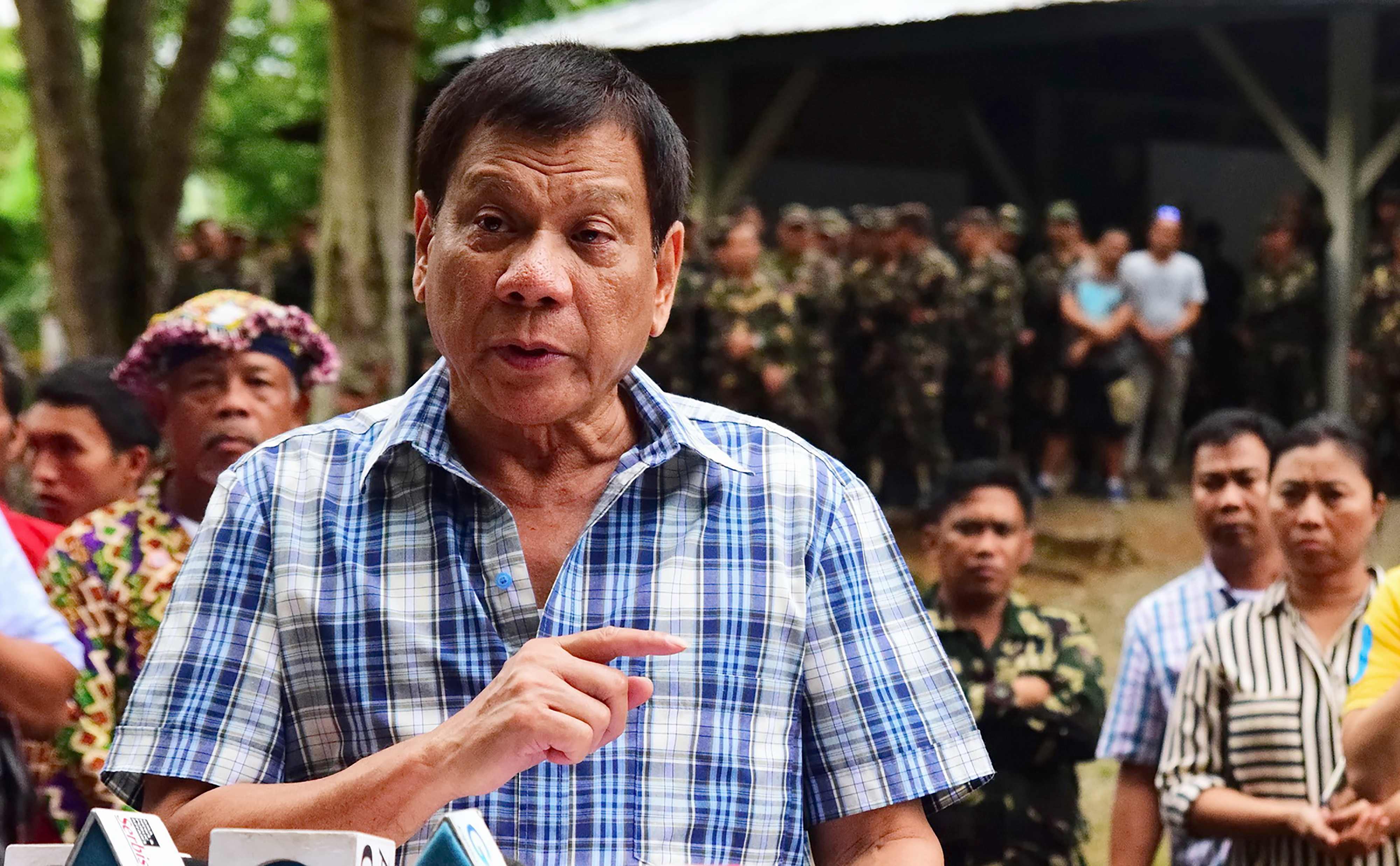 In this photograph received from the Presidential Photographers' Division on July 30, 2016, Philippine President Rodrigo Duterte speaks to members of the media during a visit to a military camp in Asuncion town, Davao del Norte province. Philippine president Rodrigo Duterte on July 30 withdrew a unilateral ceasefire with communist rebels after his ultimatum for the group to reciprocate lapsed. RESTRICTED TO EDITORIAL USE - MANDATORY CREDIT "AFP PHOTO / RENE LUMAWAG / PRESIDENTIAL PHOTOGRAPHERS DIVISION" - NO MARKETING NO ADVERTISING CAMPAIGNS - DISTRIBUTED AS A SERVICE TO CLIENTS / AFP PHOTO / PRESIDENTIAL PHOTOGRAPHERS' DIVISION / RENE LUMAWAG / RESTRICTED TO EDITORIAL USE - NO ARCHIVES