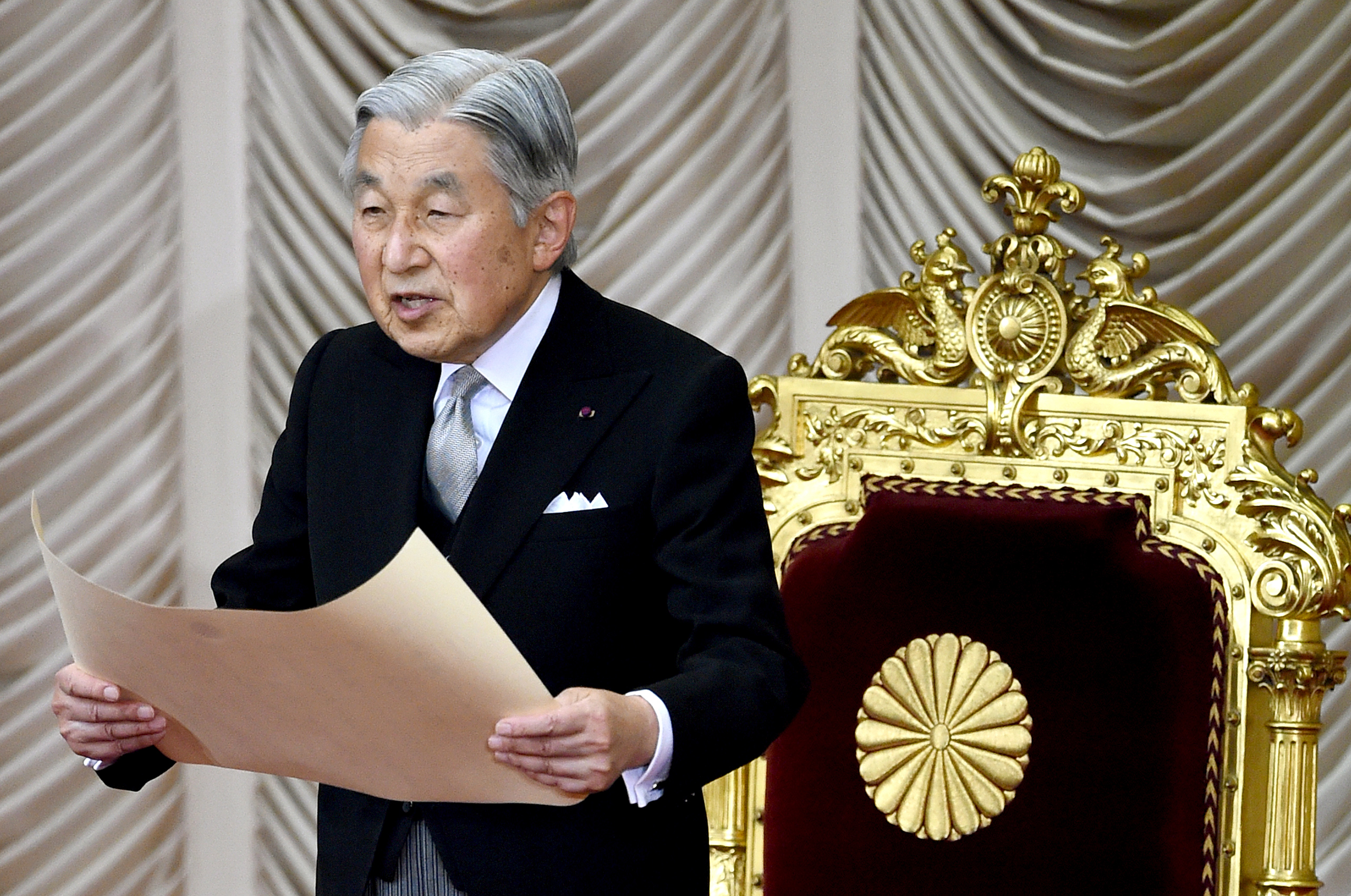 Japanese Emperor Akihito delivers his opening address for the extraordinary Diet session at the National Diet in Tokyo on August 1, 2016. / AFP PHOTO / TORU YAMANAKA