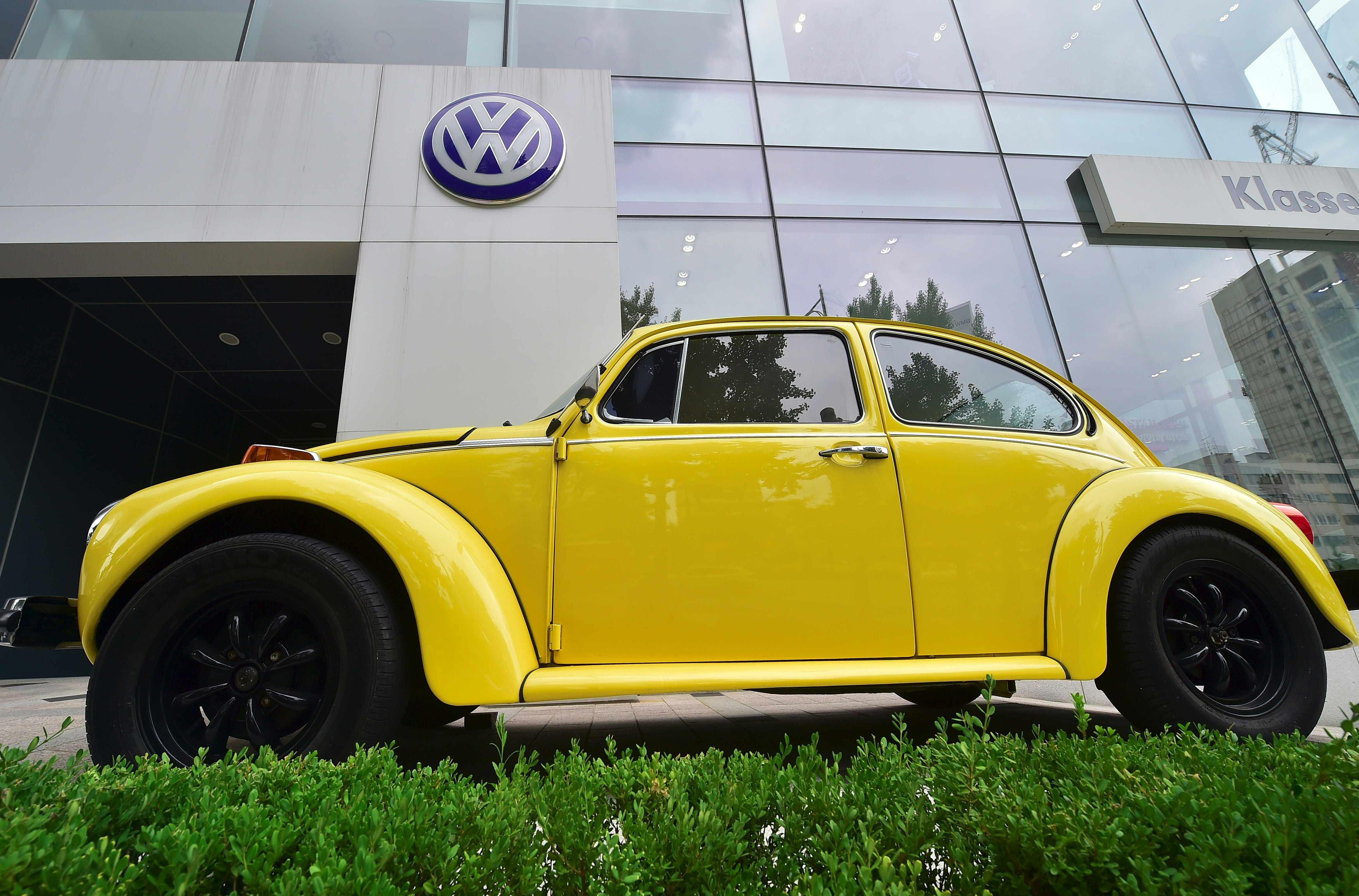 A vintage Volkswagen Beetle is displayed outside a Volkswagen Korea showroom in Seoul on August 2, 2016. South Korea on August 2 said it was suspending sales of 80 Volkswagen models, in a widening probe over the German carmaker's emission-cheating scandal. / AFP PHOTO / JUNG YEON-JE