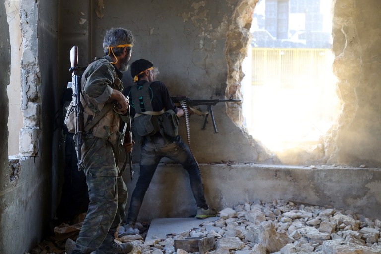 Rebel fighters fire towards positions of regime forces in Ramussa on the southwestern edges of Syria's northern city of Aleppo on August 6, 2016. Syrian rebels said they have broken a three-week government siege of second city Aleppo, turning the tables on Russian-backed regime forces who are now on the defensive. / AFP PHOTO / FADI AL-HALABI