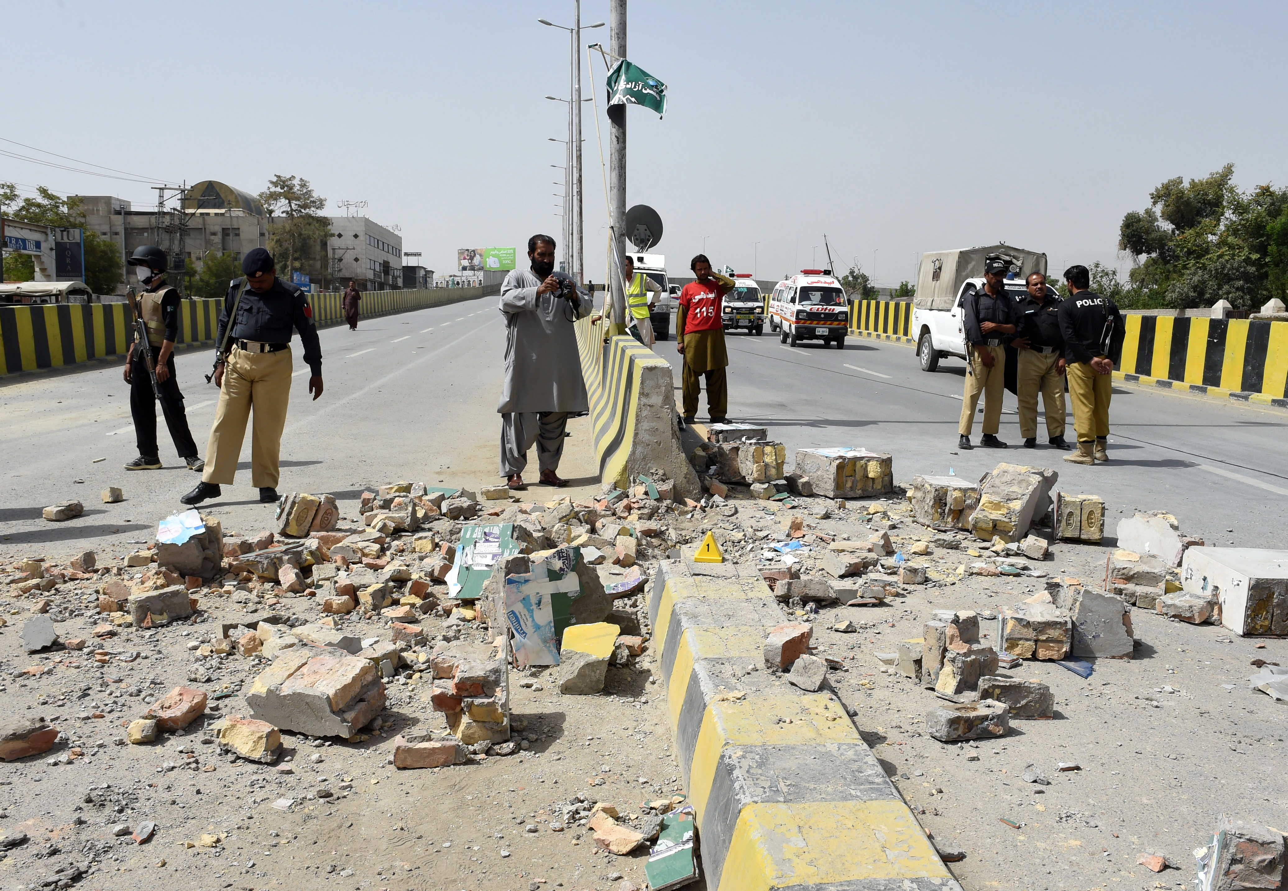 Pakistani security officials inspect the site of a roadside bomb blast in Quetta on August 11, 2016.  A roadside bomb apparently targeting a judge injured at least 13 people in Pakistan's southwestern city of Quetta on August 11, officials said, days after a major attack killed most of the city's senior lawyers. / AFP PHOTO / BANARAS KHAN