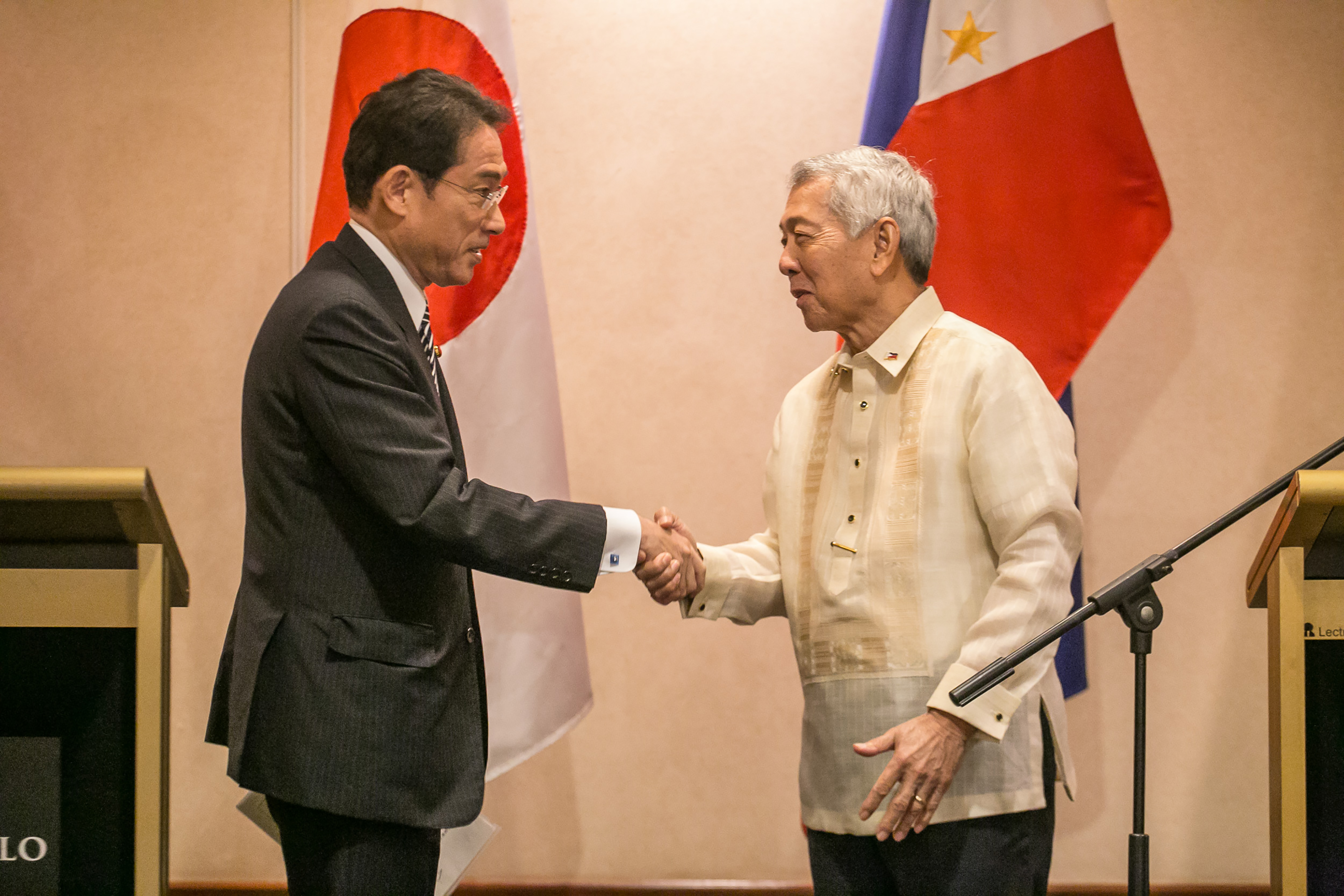 Philippine Foreign Secretary Perfecto Yasay (R) shakes hands with his Japanese counterpart Fumio Kishida (L) prior to their joint press conference in Davao in southern island of Mindanao on August 11, 2016. Japan and the Philippines joined forces on August 11 to call on China to observe the rule of law in resolving maritime disputes after an international tribunal rejected Beijing's claims to most of the South China Sea. / AFP PHOTO / MANMAN DEJETO