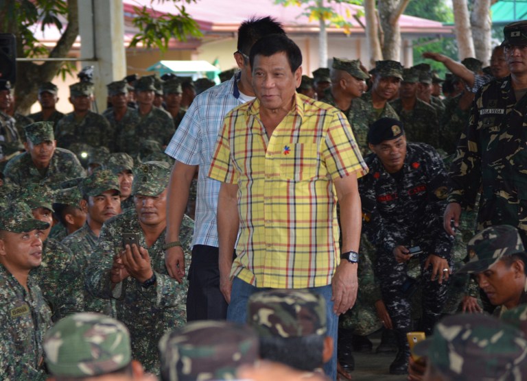Philippine President Rodrigo Duterte (C) arrives at a military camp in the town of Jolo, Sulu province, in the southern island of Mindanao on August 12, 2016./ AFP PHOTO / STR