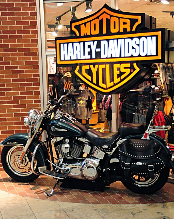 (FILES) This file photo taken on February 2, 2009 shows a Harley-Davidson motorcycle  displayed at a Harley-Davidson store in St. Paul, Minnesota. US motorcycle giant Harley-Davidson on August 18, 2016 entered a $15 million settlement with US authorities who accused the company of making and selling illegal devices that increased air pollution from its bikes. The company, the iconic American manufacturer large and loud motorcycles, agreed to buy back and cease selling so-called "super tuners," which improved performance but increased hydrocarbon and nitrogen oxide emissions.  / AFP PHOTO / AFP FILES / KAREN BLEIER