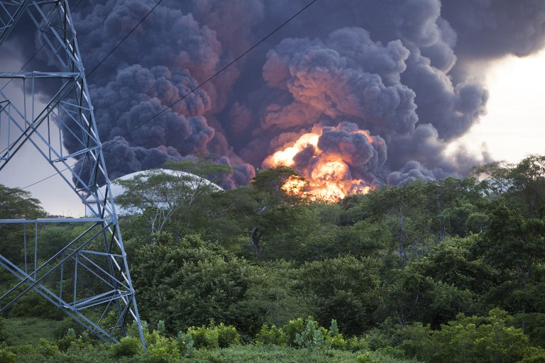 View of the explosion of a second fuel storage tank at the Puma Energy plant in Puerto Sandino, 70 km northwest of Managua, on August 18, 2016. The fire started on the eve, after a tank with a storage capacity of 144,000 barrels of fuel exploded in the afternoon. / AFP PHOTO / Alfredo Zuniga