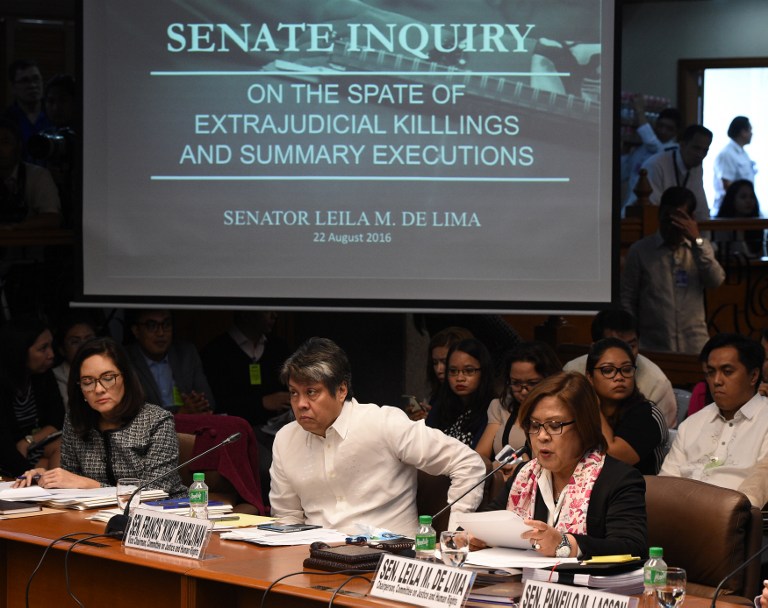 Senate Committee on Human Rights Chairperson Senator Leila De lima (R) speaks at the start of a senate inquiry into a spate of extra judicial killings in Manila on August 22, 2016./ AFP PHOTO / TED ALJIBE