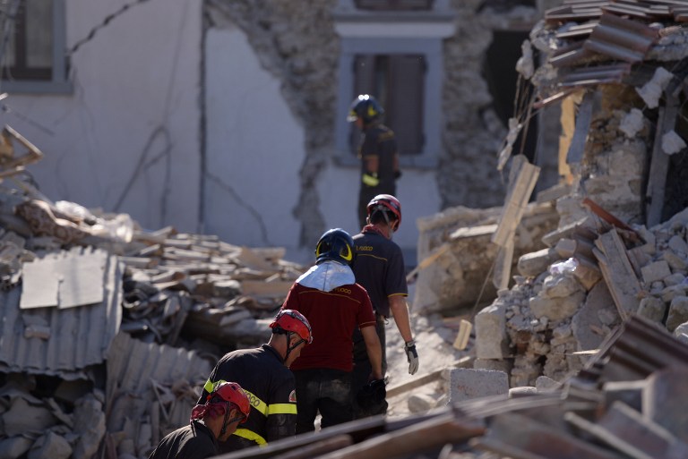 Volunteers join rescue and emergency services personnel during search and rescue operations in Amatrice on August 24, 2016 after a powerful earthquake rocked central Italy. A powerful earthquake rattled a remote area of central Italy, leaving at least 120 people dead and and some 368 injured amongst scenes of carnage in mountain villages. / AFP PHOTO / FILIPPO MONTEFORTE