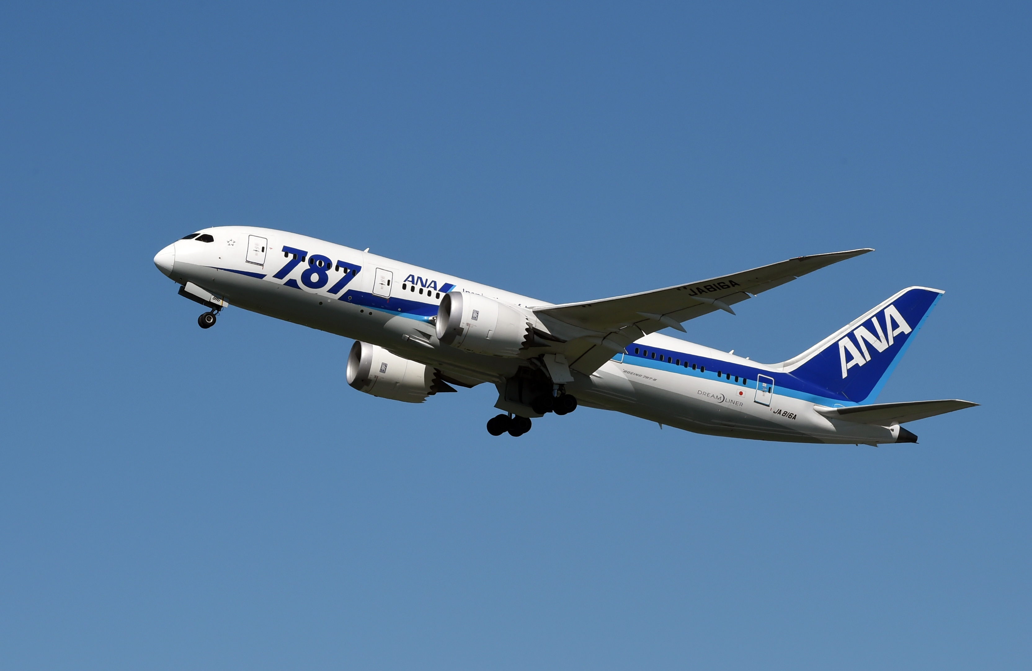 An All Nippon Airways (ANA) Boeing 787 passenger jet takes off from Haneda International Airport in Tokyo on July 14, 2015.                     AFP PHOTO / Toshifumi KITAMURA / AFP PHOTO / TOSHIFUMI KITAMURA