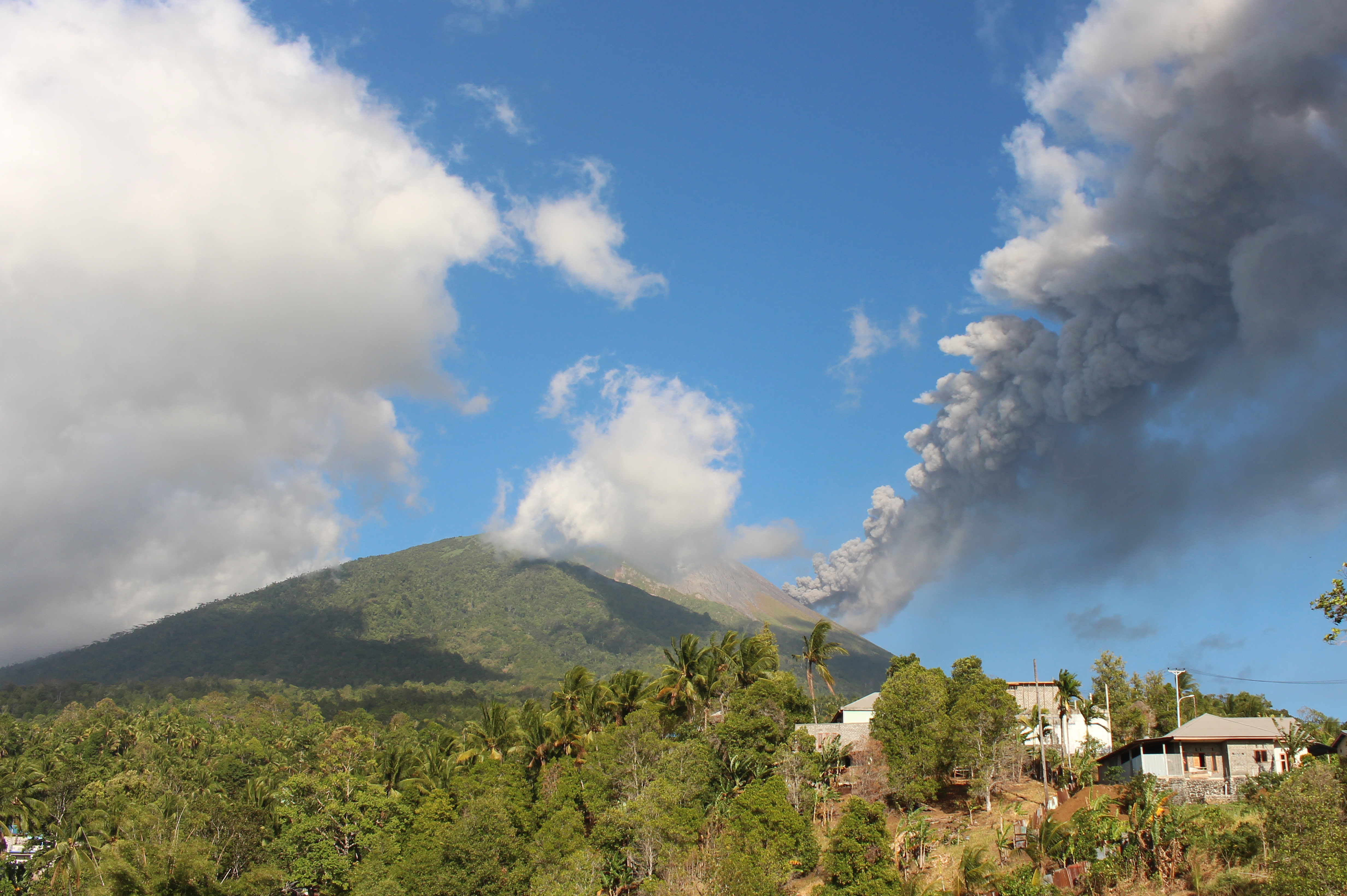 Mount Gamalama spews volcanic ash in Ternate, North Maluku on September 8, 2015. The eruption, which reached 1000-meters in the air, disrupted the Sultan Babullah airport for approximately two and a half hours, according to an Indonesian official. AFP PHOTO / AFP PHOTO / STR