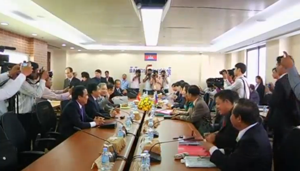 Cambodia and Vietnam order the leaders of their respective committees meeting in Phnom Penh to resolve their remaining border disputes. (Photo grabbed from Reuters video/Courtesy Reuters)