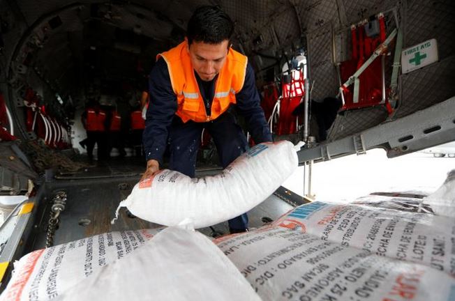 Members of Peru's National Institute of Civil Defense and Peru's Air Force load a cargo plane with aid to be delivered to the Caylloma province of the Andean region Arequipa after a 5.3 magnitude shallow earthquake rocked the region, in Lima, Peru, August 15, 2016. REUTERS/Guadalupe Pardo