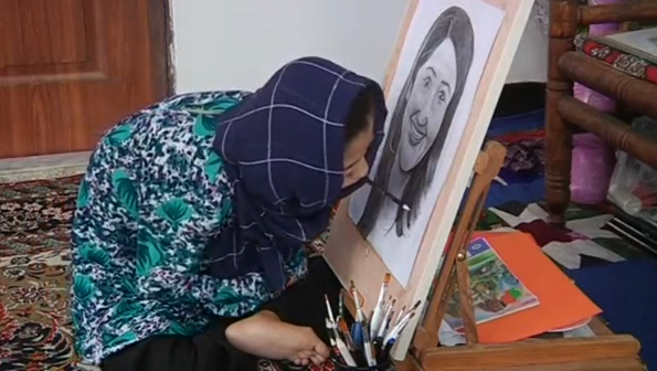 A disabled Afghan girl who draws life-like sketches with her mouth hopes to have a career as an artist and have international exhibitions.(photo grabbed from Reuters video) 