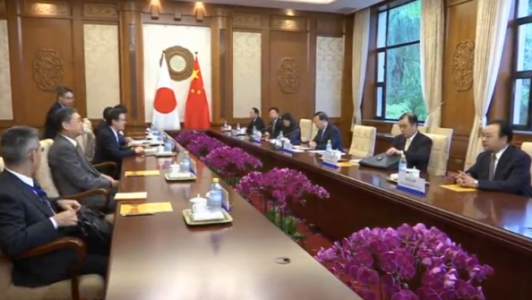 Japan's National Security Council head Shotaro Yachi meets with Chinese state councillor Yang Jiechi in Beijing for talks.(photo grabbed from Reuters video) 