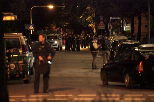 Police stand in a small street following a shooting rampage at the Olympia shopping mall in Munich, Germany July 22, 2016. REUTERS/Christian Mang