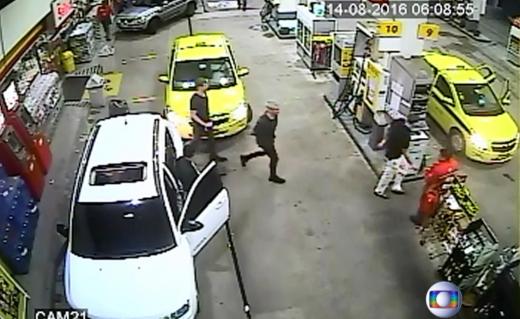Security video shows three U.S. Olympic swimmers returning to their taxi at a gasoline station where they were accused by staff of having caused damage, in Rio de Janeiro. Courtesy Globo TV/Handout via Reuters