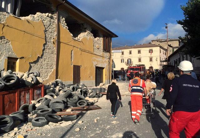 REFILE - CORRECTING SPELLING OF TOWNRescuers and people walk along a road following an earthquake in Accumoli di Rieti, central Italy, August 24, 2016. REUTERS/Steve Scherer