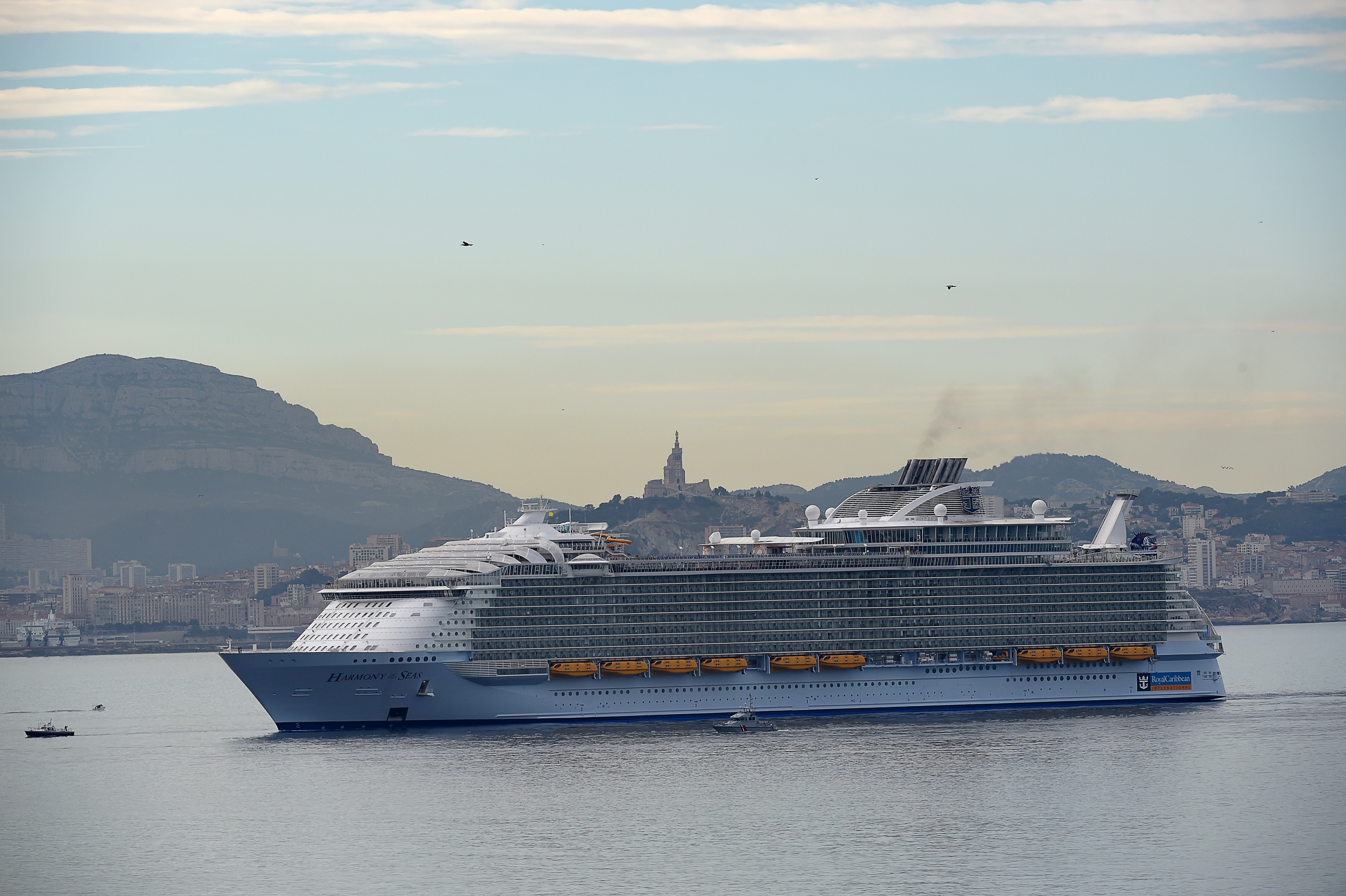 The Harmony of the Seas, the world's biggest-ever cruise ship, enters the port of Marseille, southern France, for a cruise stopover on June 21, 2016.  The 120,000-tonne, 66 metres (217 feet) wide, the widest cruise ship ever built, and 362-metre long ship, is cruising the Mediterranean from its new home port of Barcelona, through Marseille, Italy and the Balearic islands. / AFP PHOTO / BORIS HORVAT