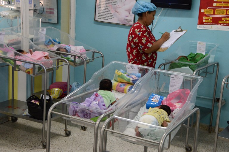 A nurse takes care of babies born with microcephaly in the Intensive Care Unit of the South Hospital in Choluteca, 130kms south of Tegucigalpa on July 28, 2016. Honduras authorities announced Tuesday that eight children were born with microcephaly, most cases associated with Zika and called on the population to fight the mosquito that transmits the disease. Microcephaly is a birth defect linked to the Zika virus where infants are born with abnormally small heads. / AFP PHOTO / ORLANDO SIERRA