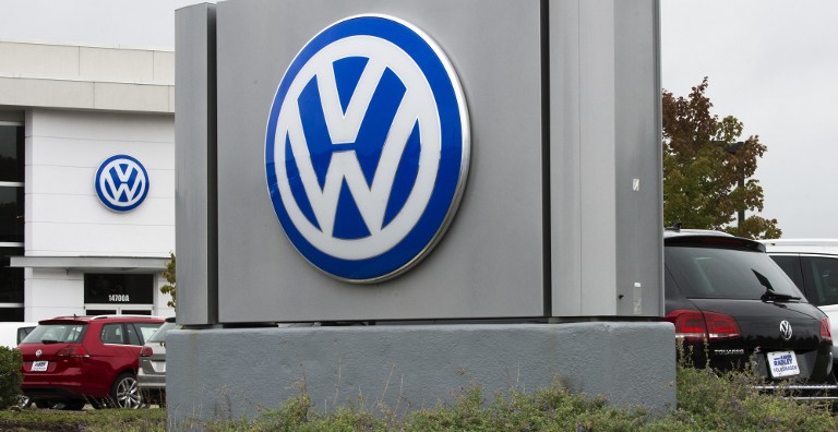 (FILES) This file photo taken on September 29, 2015 shows the logo of German car maker Volkswagen at a dealership in Woodbridge, Virginia. A US judge on August 25, 2016 gave German automaker Volkswagen until October 24 to come up with a fix for three-liter diesel engines rigged to cheat emissions tests, or face trial. Meanwhile, Volkswagen indicated it has reached a settlement deal in principle with US dealerships over diesel-cheat losses. / AFP PHOTO / PAUL J. RICHARDS