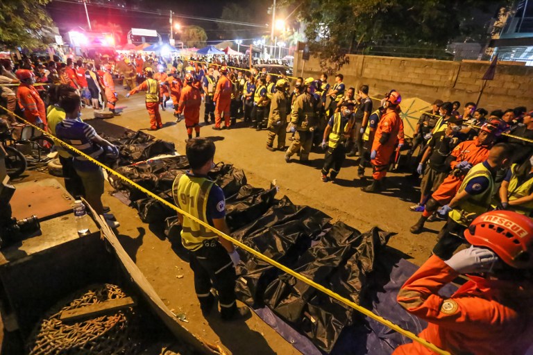 Rescue workers gather bags containing dead bodies of victims of an explosion at a night market in Davao City in southern island of Mindanao early September 3, 2016. Philippine President Rodrigo Duterte branded the bombing of a night market in his home town that killed at least 14 people an act of terrorism, and announced extra powers for the military to combat the threat. / AFP PHOTO / MANMAN DEJETO