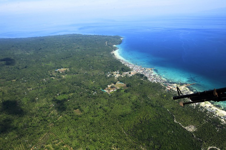 In this photo taken on August 31, 2016, shows an aerial shot taken from an air force helicopter of the coastal area of Jolo town, Sulu province, in southern island of Mindanao, as troops carried out President Rodrigo Duterte's orders to "destroy" the militants. Duterte tagged on September 3, the Abu Sayyaf, an Islamic militant group from the southern Philippines notorious for kidnappings, as a possible suspect in a deadly blast in his home town of Davao. / AFP PHOTO / MARK NAVALES