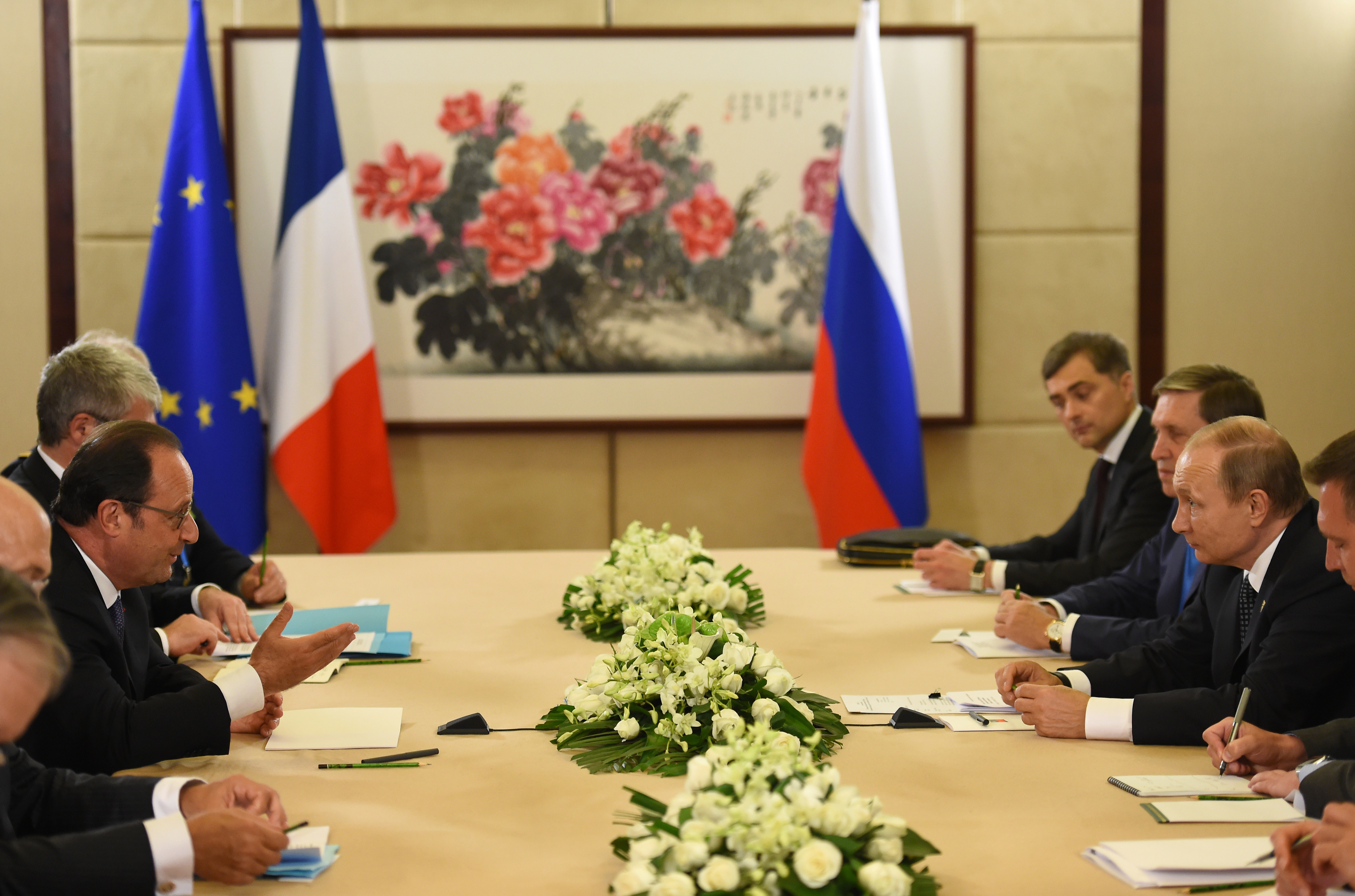 France's President Francois Hollande (L) meets with Russia's President Vladimir Putin (R) during the G20 Leaders Summit in Hangzhou, Zhejiang province, on September 4, 2016.  G20 leaders confront a sluggish global economy and the winds of populism as they open annual talks, but the long war in Syria and the South China Sea territorial dispute hang over the summit.  / AFP PHOTO / STEPHANE DE SAKUTIN