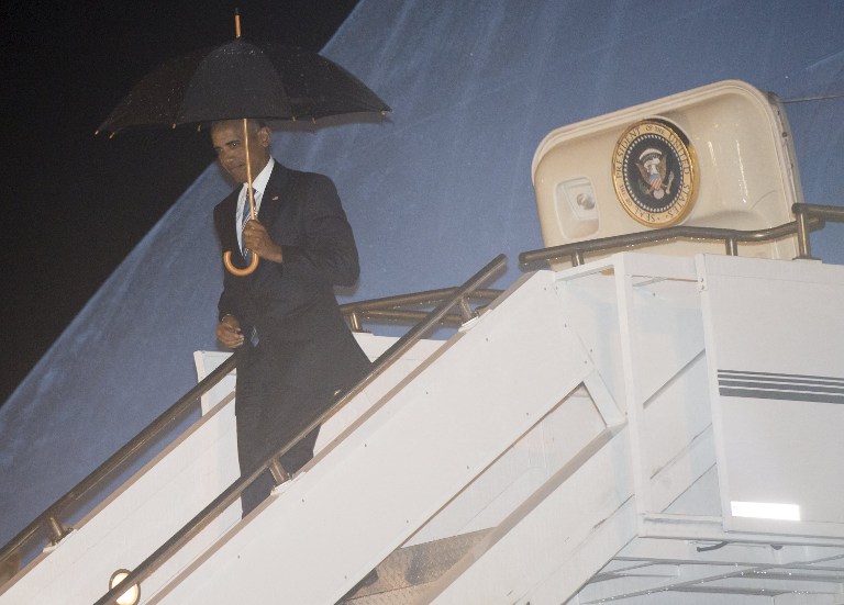 US President Barack Obama disembarks upon arrival on Air Force One at Wattay International Airport in Vientiane, Laos, September 5, 2016, as Obama makes the first visit to the country by a sitting US President. / AFP PHOTO / SAUL LOEB