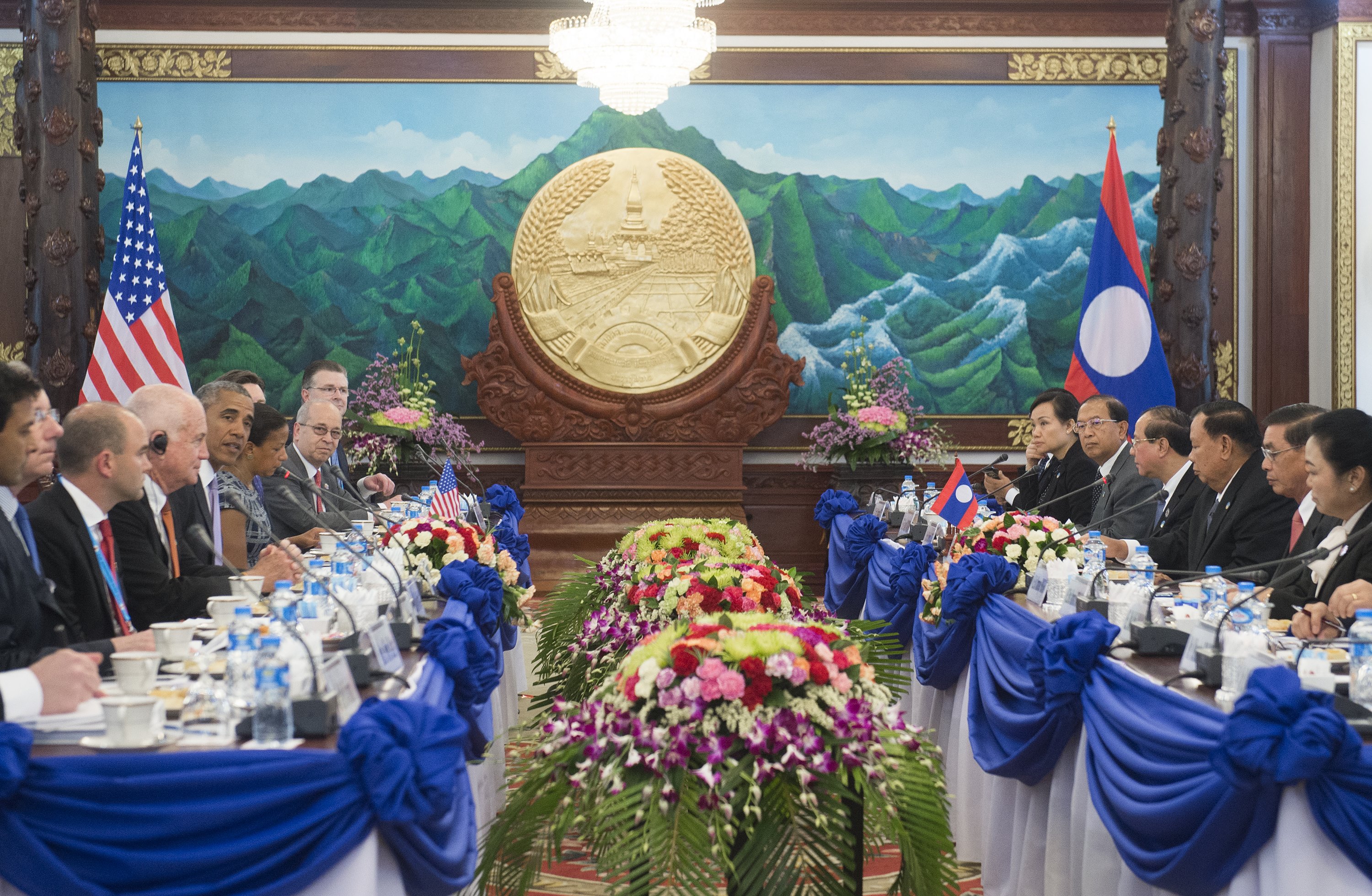 Laos President Bounnhang Vorachith (3rd R) and US President Barack Obama attend a meeting at the Presidential Palace in Vientiane on September 6, 2016. US President Barack Obama has cancelled a planned meeting with Philippines leader Rodrigo Duterte, the White House said, after his Asian ally launched a foul-mouthed tirade against him. / AFP PHOTO / SAUL LOEB