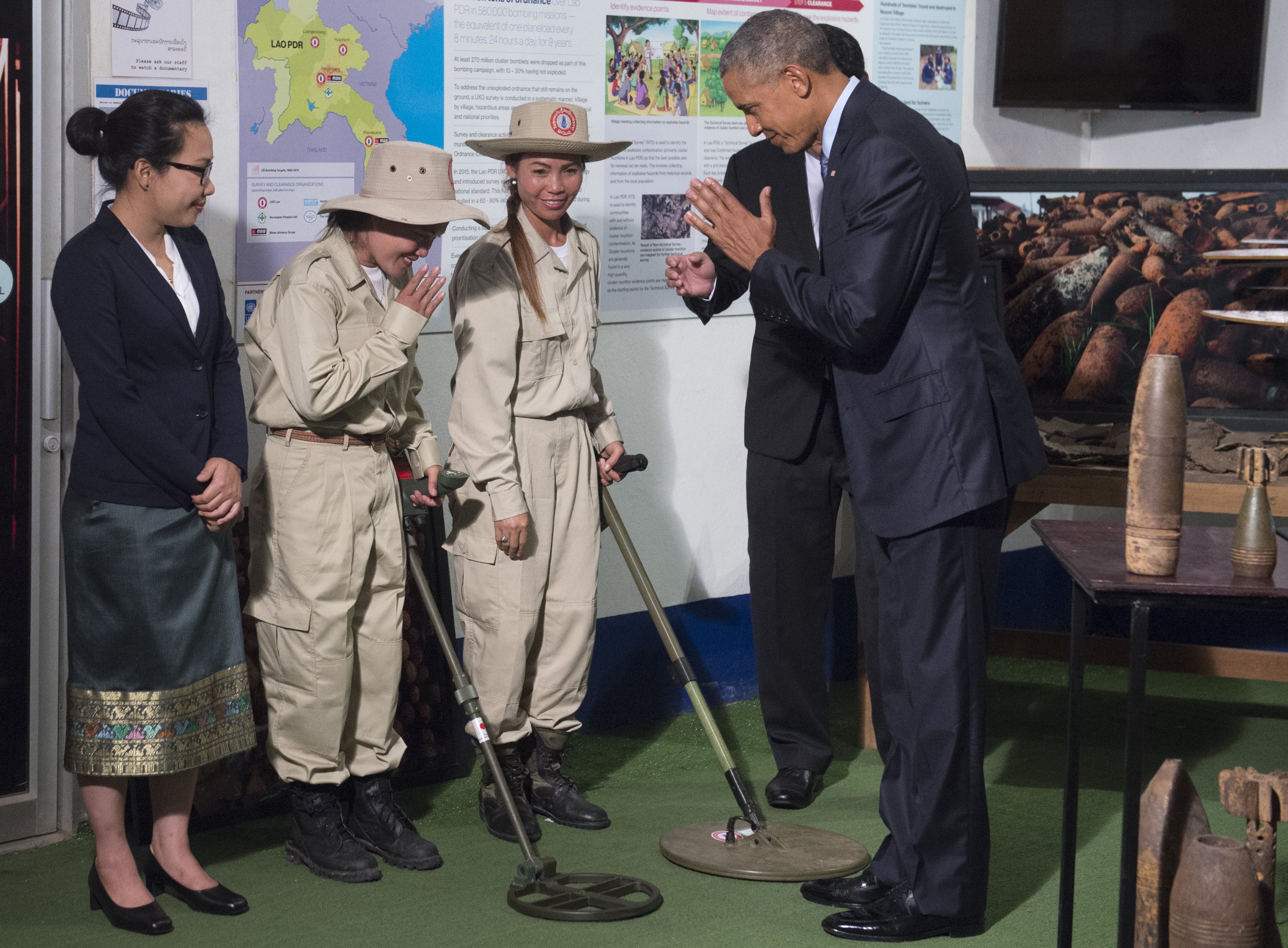 US President Barack Obama greets unexploded ordinance detectors as he tours the Cooperative Orthotic and Prosthetic Enterprise (COPE) visitor center in Vientiane on September 7, 2016. Obama became the first US president to visit Laos in office, touching down in Vientiane late on September 5 for a summit of East and South East Asian leaders. / AFP PHOTO / SAUL LOEB