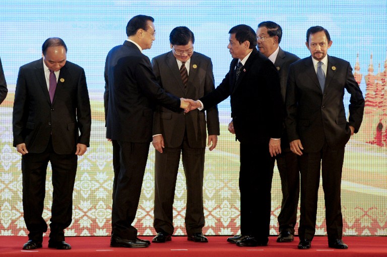 Philippines President Rodrigo Duterte (3rd R) shakes hands with Chinese Primier Li Keqiang (2nd L) in front of Vietnam's Prime Minister Nguyen Xuan Phuc (L), Laos Prime Minister Thongloun Sisoulith (C), Cambodian Prime Minister Hun Sen (2nd R) and Brunei's Sultan Hassanal Bolkiah at the 19th ASEAN-China Summit to commemorate the 25th Anniversary of the ASEAN-China Dialogue Relations in Vientiane on September 7, 2016. ASEAN leaders gather in Vientiane for the 28th and 29th ASEAN Summits held between September 6 to 8. / AFP PHOTO / NOEL CELIS