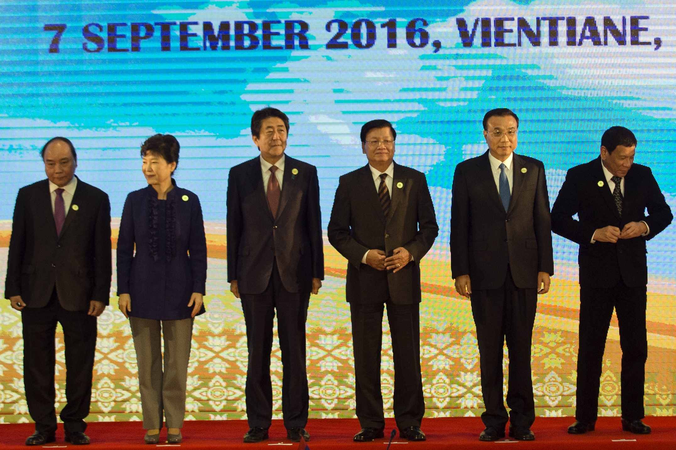From L-R: Vietnam's Prime Minister Nguyen Xuan Phuc, South Korean President Park Geun-hye, Japanese Prime Minister Shinzo Abe, Laos Prime Minister Thongloun Sisoulith, Chinese Premier Li Keqiang and Philippine President Rodrigo Duterte pose for photos at the ASEAN Plus Three Summit in Vientiane on September 7, 2016.  The gathering will see the 10 ASEAN members meet by themselves, then with leaders from the US, Japan, South Korea and China.  / AFP PHOTO / YE AUNG THU