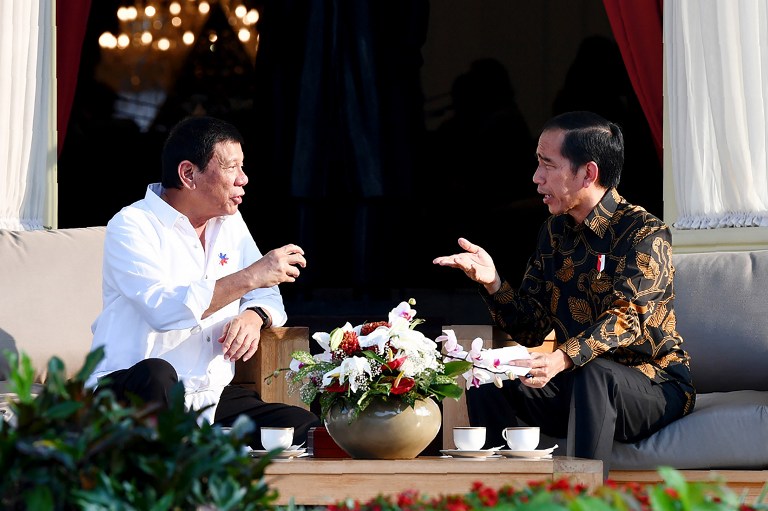 In this handout photo taken and released by the Presidential palace on September 9, 2016, Indonesian President Joko Widodo (R) speaks with Philippine President Rodrigo Duterte during their bilateral meeting at the Presidential palace in Jakarta. Indonesia and the Philippines on September 9 pledged to ensure security on the high seas after a surge of kidnappings by Islamist militants in the strife-torn southern Philippines. / AFP PHOTO / PRESIDENTIAL PALACE / Cahyo / RESTRICTED TO EDITORIAL USE - MANDATORY CREDIT "AFP PHOTO / PRESIDENTIAL PALACE / CAHYO " - NO MARKETING NO ADVERTISING CAMPAIGNS - DISTRIBUTED AS A SERVICE TO CLIENTS