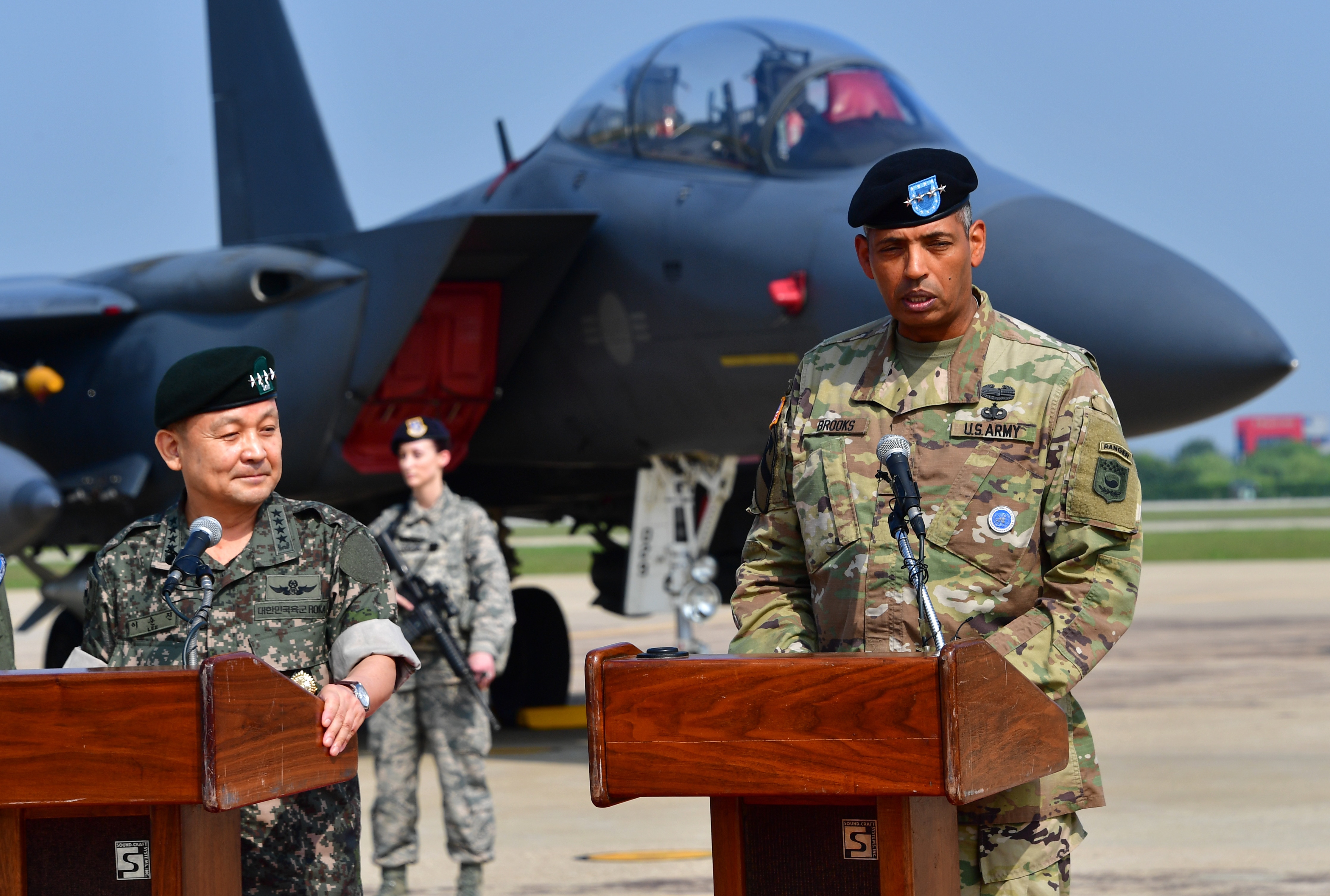 US General Vincent K. Brooks (R), Commander of the United Nations Command, Combined Forces Command and United States Forces Korea speaks as South Korea's Joint Chiefs of Staff chairman General Lee Sun-Jin (L) looks on during a press briefing on the flight by US B-1B Lancer over South Korea at the Osan Air Base in Pyeongtaek on September 13, 2016. / AFP PHOTO / JUNG YEON-JE