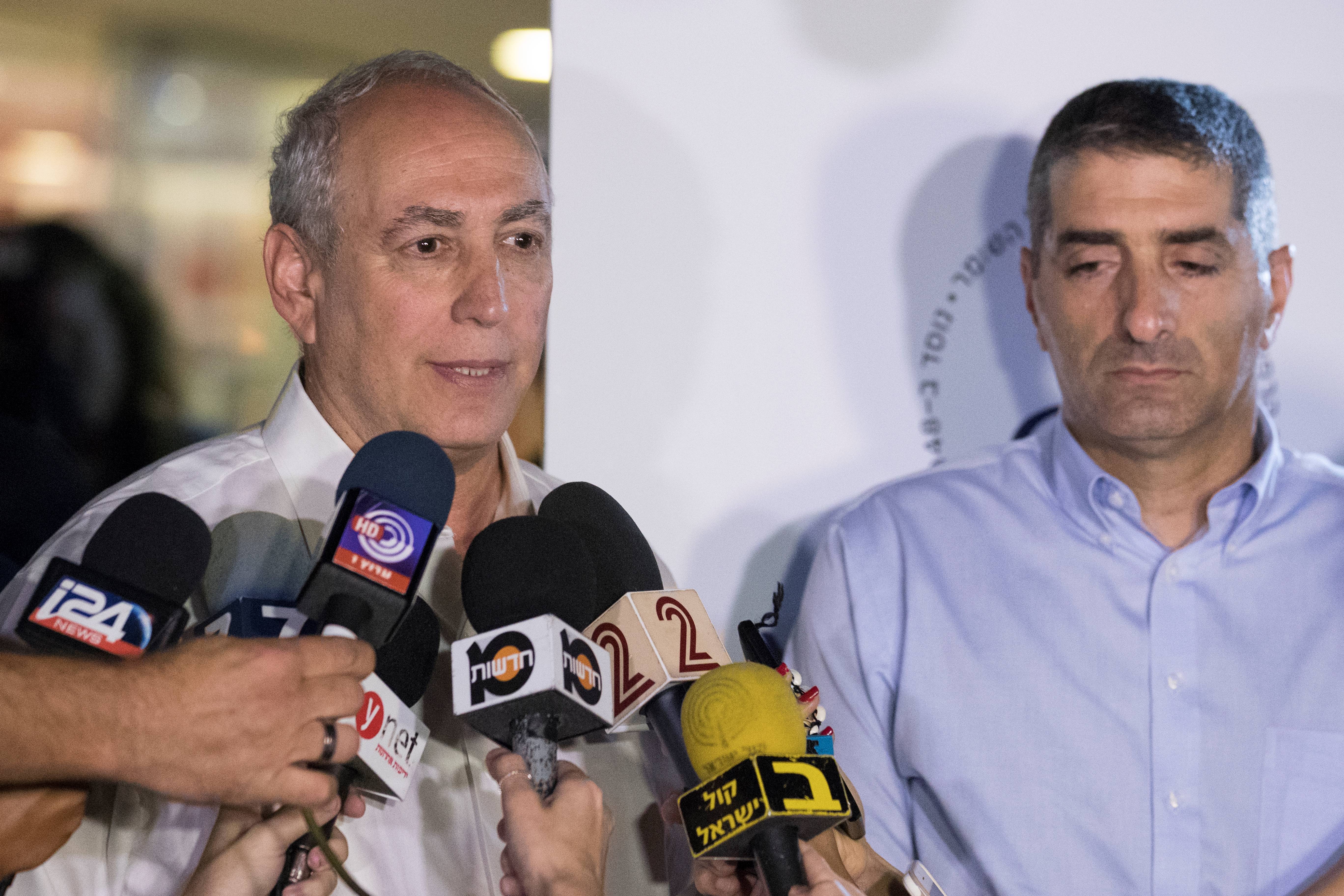 Hemi Peres (L), the son of former Israeli president Shimon Peres, talks to journalists outside the Sheba Medical Centre at Tel HaShomer near the coastal Israeli city of Tel Aviv on September 13, 2016. Israel's ex-president and Nobel Peace Prize winner Shimon Peres suffered a stroke and the 93-year-old was being treated at a hospital near Tel Aviv, his office said. Peres was admitted to Sheba Medical Centre at Tel HaShomer "after suffering a stroke," his office said in a statement. / AFP PHOTO / JACK GUEZ