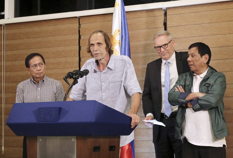 Freed Norwegian former hostage Kjartan Sekkingstad (C) speaks flanked by Philippines' President Rodrigo Duterte (R), peace adviser Jesus dureza (L) and Norwegian ambassador to the Philippines Erik Forner (2nd R), during a courtesy call in Davao City, in the southern island of Mindanao, on September 18, 2016, a day after Sekkingstad was released by his captors. A Norwegian and three Indonesian seamen held hostage in the southern Philippines were turned over to a government envoy on September 18 after being freed by Islamic extremists who had beheaded two captives earlier this year. / AFP PHOTO / MANMAN DEJETO