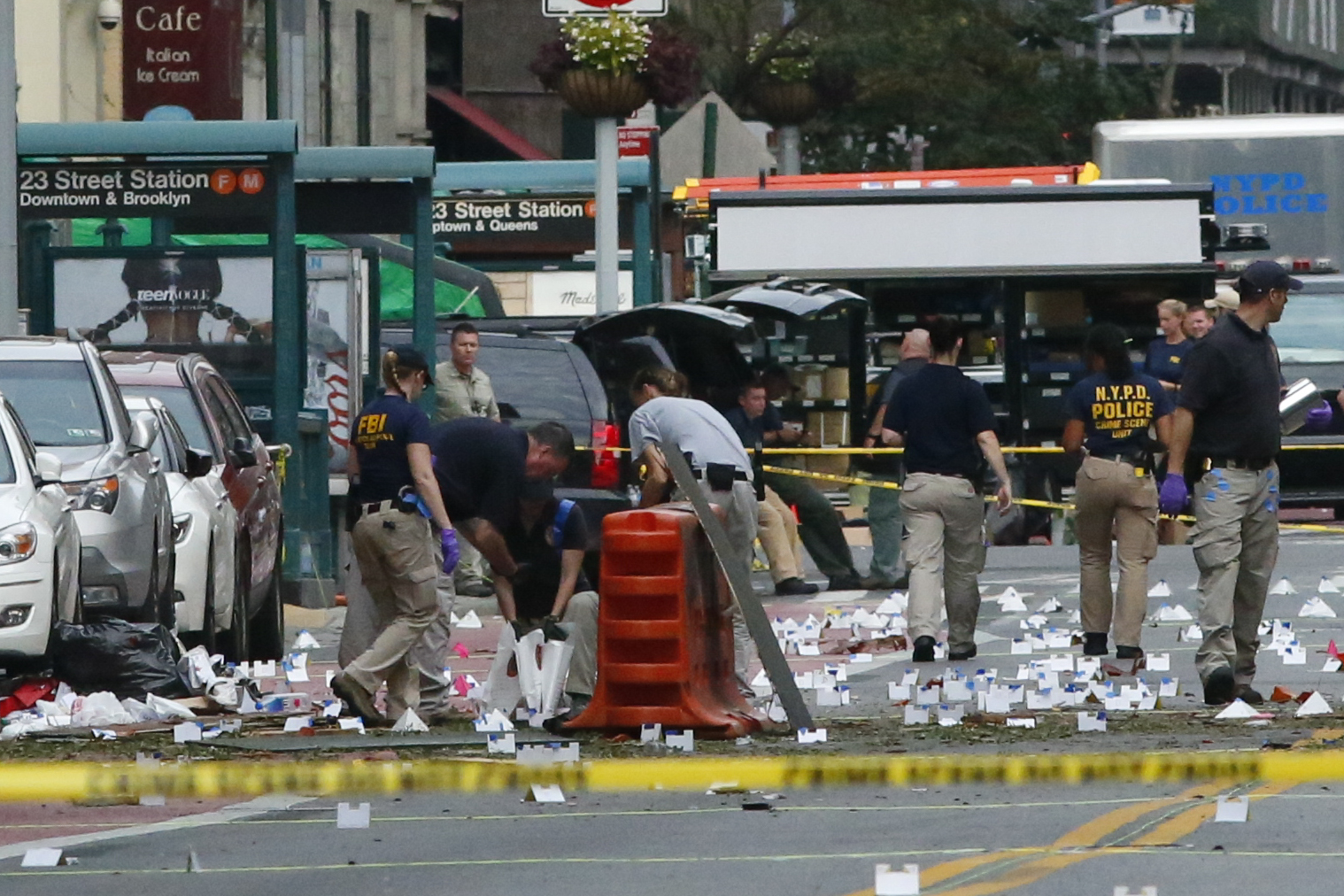 Law Enforcement Officers are seen at the scene of an explosion on West 23rd Street September, 18, 2016 in New York. An explosion rocked one of the most fashionable neighborhoods of New York on September 17 night, injuring 29 people, one seriously, a week after America's financial capital marked the 15th anniversary of the 9/11 attacks. Mayor Bill de Blasio indicated the blast was not accidental, even if there was no known link to terrorism. The blast occurred in Chelsea -- an area packed with bars, restaurants and luxury apartment blocks -- at a typically bustling time of the weekend / AFP PHOTO / KENA BETANCUR